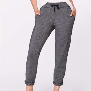 Lululemon On The Fly Pant *28" Heathered Black size 4